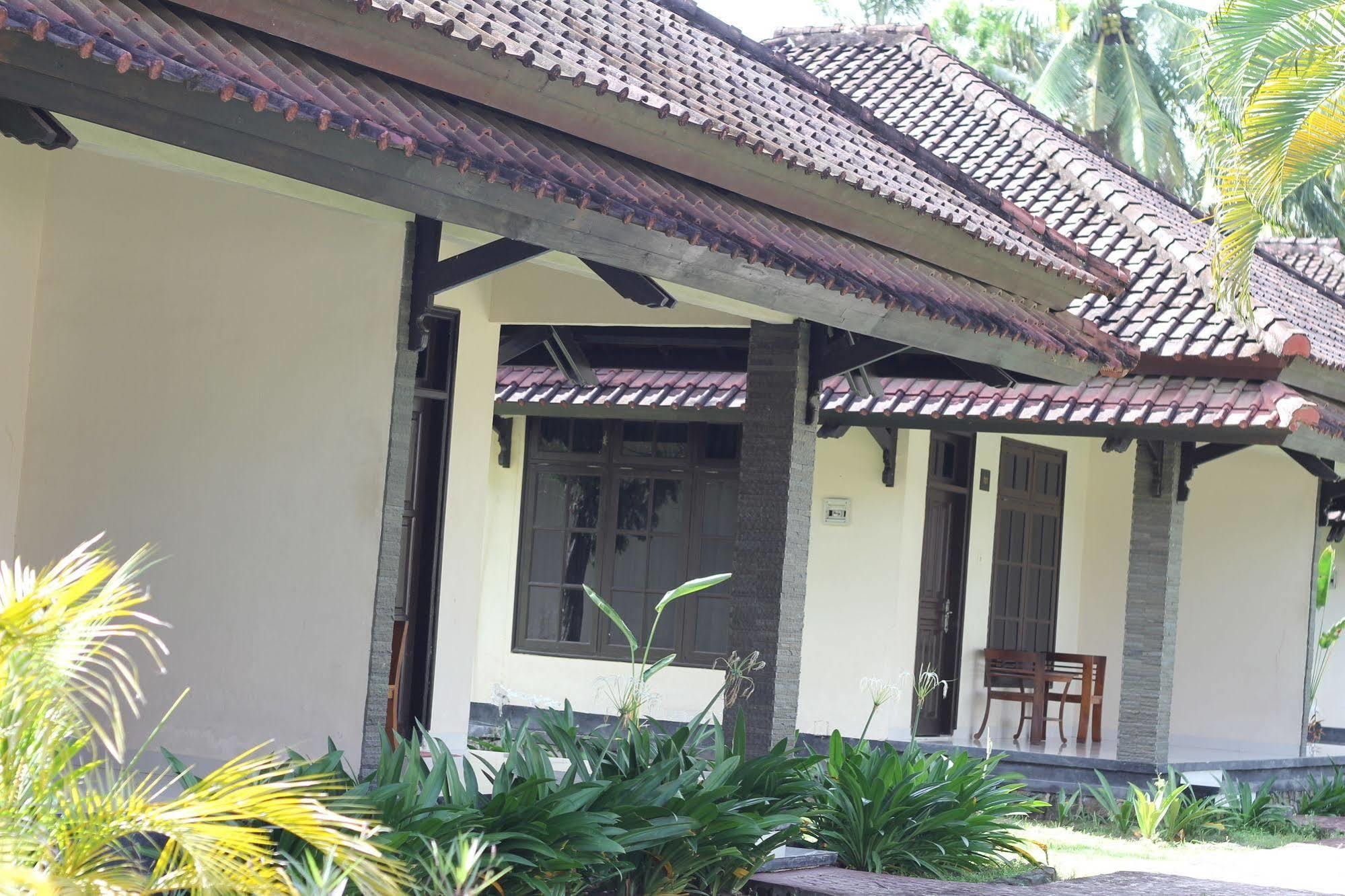 Kuta Indah Hotel Exterior photo